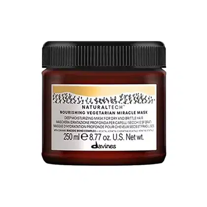 Frasco de máscara capilar vegetariana nutritiva da Naturaltech, com 250 ml, embalagem de vidro marrom escuro e tampa preta com textura estriada. Rótulo branco com informações sobre o produto em inglês.