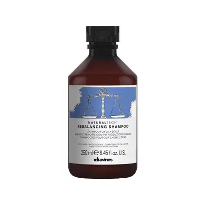 Frasco de shampoo Davines Naturaltech Rebalancing, com 250 ml, embalagem de plástico marrom escuro, rótulo com ilustração de balança e texto em inglês, francês e italiano.