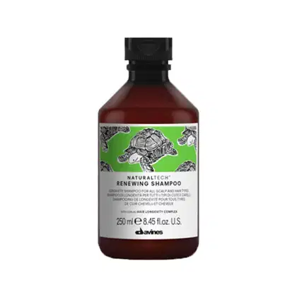 Frasco de shampoo Davines Naturaltech Renewing, com 250 ml, em embalagem de plástico marrom escuro com rótulo verde e ilustração de tartaruga, indicando um produto de tratamento capilar.