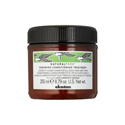 Frasco de tratamento condicionador renovador da Naturaltech, da marca Davines, com 250 ml de conteúdo. O rótulo apresenta informações sobre o produto, incluindo seu uso para todos os tipos de couro cabeludo e cabelos.