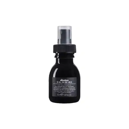 Frasco preto de 50 ml com rótulo branco da marca Davines, contendo "All in One Milk", um tratamento de beleza multifuncional em formato de spray.