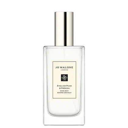 Frasco de perfume hair mist Jo Malone London com design elegante e minimalista, contendo o aroma "English Pear & Freesia". Embalagem de vidro transparente com rótulo preto e branco, destacando a marca e o nome do produto.