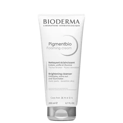 Frasco branco de 200 ml da linha Pigmentbio da Bioderma, com rótulo em preto e cinza indicando um creme espumante clareador para peles sensíveis com manchas escuras.