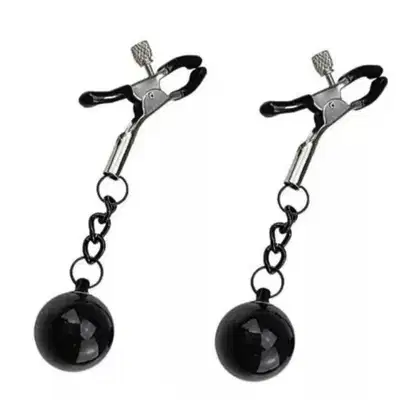 Dois clipes de mamilos pretos com correntes conectadas a bolas pretas, um acessório de beleza Sexy Import para uso íntimo.