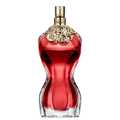 Perfume em frasco de vidro  em formato de silhueta feminina com detalhes florais dourados na parte superior. O frasco é transparente, permitindo ver o líquido vermelho em seu interior.