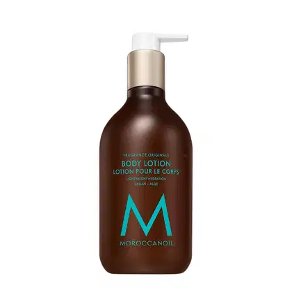 Frasco de loção corporal Moroccanoil com design elegante em tons de marrom e azul. Rótulo indica "Fragrance Originale Body Lotion" com ingredientes de argan e aloe.