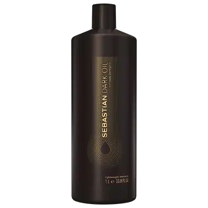 Frasco de shampoo leve da marca Sebastian Professional, em embalagem preta com detalhes dourados, exibindo o nome da linha "Sebastian Dark Oil" em destaque.