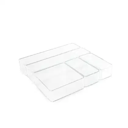 Caixa acrílica transparente com divisórias internas, ideal para organizar e exibir produtos de beleza, cosméticos ou acessórios em um ambiente limpo e minimalista.