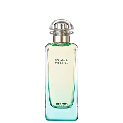 Frasco de perfume Hermès "Un Jardin sur le Nil", com design elegante em vidro e metal, rótulo em letras brancas sobre fundo verde claro, evocando uma fragrância fresca e natural.