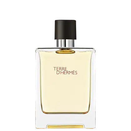 Frasco de perfume Terre d'Hermès com design elegante e minimalista em vidro transparente. Rótulo com texto em vermelho destaca o nome da fragrância.