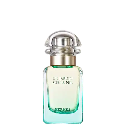 Frasco de perfume Hermès "Un Jardin sur le Nil", com design elegante em vidro e metal, rótulo em letras brancas sobre fundo verde claro, evocando uma fragrância fresca e natural.