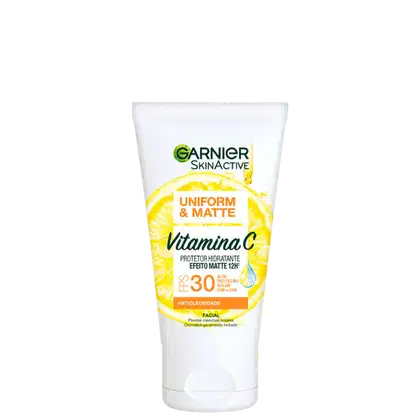 Frasco branco de protetor solar facial Garnier SkinActive com fator de proteção solar 30, contendo vitamina C, com acabamento uniforme e mate, conforme indicado no rótulo.