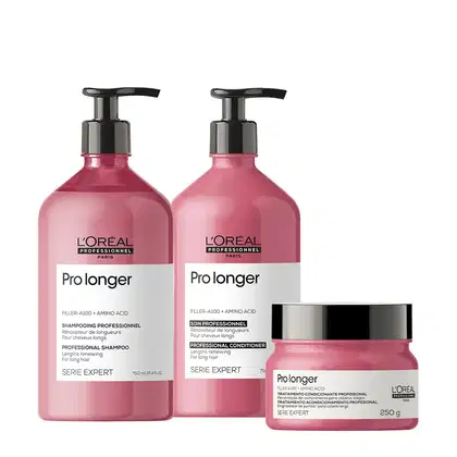 A imagem mostra um kit de L'Oréal Professionnel, linha Expert Pro Longer, sendo um shampoo e o condicionador com válvula pump e um pote redondo de máscara. Todos possuem a cor rosa escuro e tampa na cor preta.