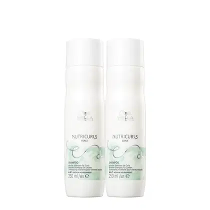 Dois frascos brancos de shampoo Wella Professionals Nutricurls, com rótulos indicando que se trata de um shampoo para cabelos cacheados com média nutrição, com volume de 250 ml cada.