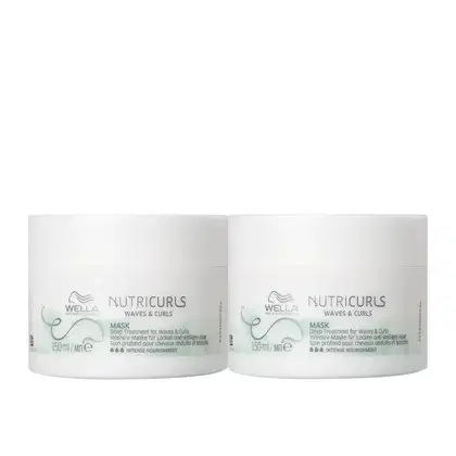 Dois frascos brancos da linha Nutricurls da Wella Professionals, contendo máscara de tratamento intensivo para cabelos ondulados e cacheados. Os frascos possuem rótulos com o nome da linha e a descrição do produto.