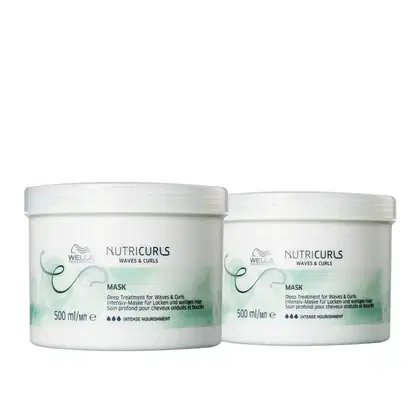 Dois potes brancos da linha Nutricurls da Wella Professionals, contendo máscara de tratamento intensivo para cabelos ondulados e cacheados. Os potes possuem rótulos com o nome do produto e informações sobre o tratamento.