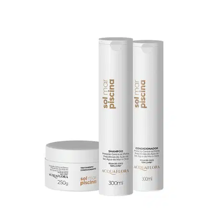 Conjunto de produtos Acquaflora para cabelos, incluindo shampoo, condicionador e creme em embalagens brancas com detalhes em dourado. Produtos com foco em proteção contra os efeitos do sol, água do mar e cloro.