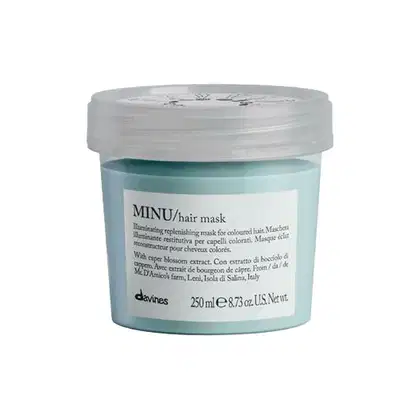 Pote de máscara capilar Davines MINU, com tampa transparente e rótulo branco com texto em inglês. Produto para cabelos coloridos, com extrato de flor de macieira. Embalagem de 250 ml.