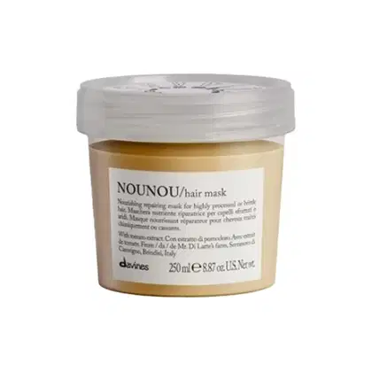 Pote de máscara capilar Nounou da marca Davines, com embalagem branca e amarela. O rótulo apresenta o nome do produto e informações sobre sua função de nutrição e reparação para cabelos processados.