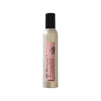 Frasco de spray de cabelo da marca Davines, com embalagem branca e rosa, contendo informações sobre o produto em rótulo.