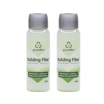 Dois frascos de 35ml da linha Building Fiber da marca Grandha, com rótulos verdes e brancos destacando os benefícios de reposição lipídica e carga de queratina.
