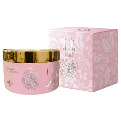 Caixa rosa com padrão floral e logotipo da marca Isabelle La Belle. Dentro, um pote dourado com tampa contendo uma máscara facial da linha de produtos de beleza da marca.
