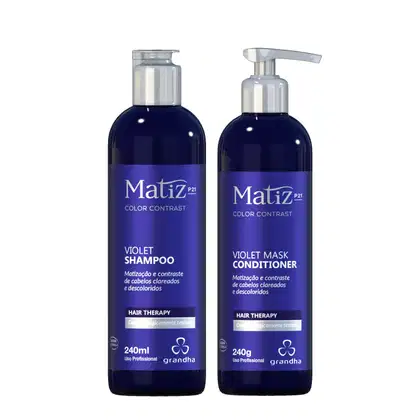 Dois frascos de produtos de cabelo da linha Matiz P21 da Grandha, um frasco de shampoo violeta e outro de condicionador violeta, com rótulos indicando "Color Contrast" e "Hair Therapy".