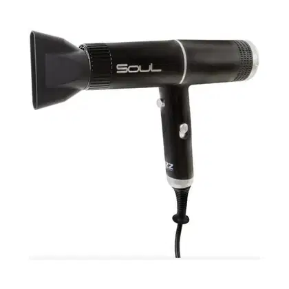 O produto apresentado na imagem é um secador de cabelos. Trata-se de um secador de mão preto, com um design cilíndrico e um bocal de saída de ar. O nome da marca "Soul" está claramente visível no corpo do secador.
