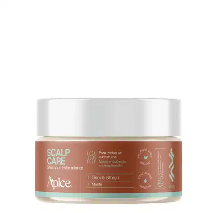 Shampoo estimulante para o couro cabeludo da marca Apice, em embalagem branca e laranja, com rótulo destacando os ingredientes de óleo de babaçu e menta.