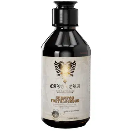 Frasco de shampoo Cavalera para homens, com embalagem preta e branca, exibindo o logotipo da marca em destaque. O produto é descrito como "Shampoo Fortalecedor" e promete fortalecer, hidratar e limpar os cabelos de forma eficaz.