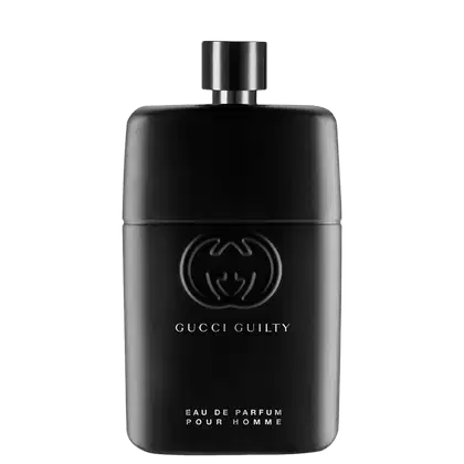 A imagem mostra um frasco do perfume Gucci Guilty pour Homme, brilhante com detalhe cromado na tampa. Tem um design cilíndrico com o famoso logo duplo G da Gucci gravado em preto na parte da frente, além do nome da marca, concentração e nome do perfume.