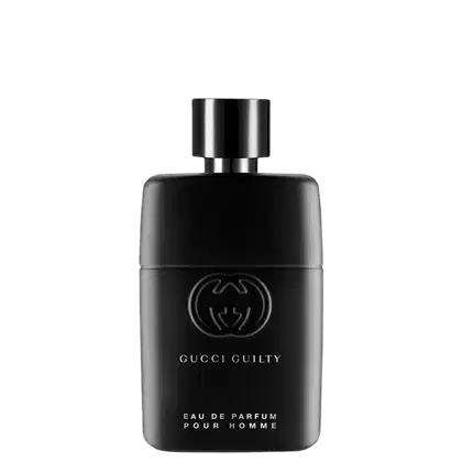 A imagem mostra um frasco do perfume Gucci Guilty pour Homme, brilhante com detalhe cromado na tampa. Tem um design cilíndrico com o famoso logo duplo G da Gucci gravado em preto na parte da frente, além do nome da marca, concentração e nome do perfume.