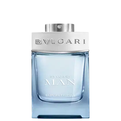 Frasco de perfume masculino Bvlgari Man Glacial Essence, com embalagem em tons de azul e prata, exibindo o logotipo da marca em relevo. O produto é apresentado em um recipiente de vidro com tampa metálica.