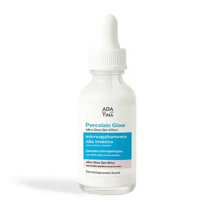 Frasco de vidro transparente com conta-gotas branco contendo um sérum clareador da marca Ada Tina, chamado "Porcelain Glow" com efeito de pele de vidro, indicado para microagulhamento não invasivo.