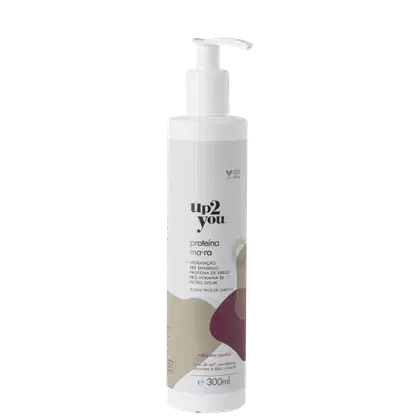 Embalagem plástica branca com bomba dosadora. Rótulo com o nome da marca "Up2You" e o produto "Proteína Ma-ra" em letras pretas. Embalagem de 300ml, com detalhes gráficos em tons de roxo e b