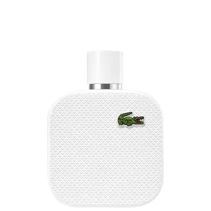 A imagem mostra um frasco de perfume da marca Lacoste. O frasco é retangular, com cantos arredondados e acabamento texturizado em relevo, todo branco, e com o desenho de um crocodilo, símbolo da marca, no canto superior direito.