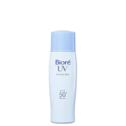 Embalagem plástica branca cilíndrica com leves curvas.  Rótulo com o nome do produto "Bioré UV Perfect Milk" e informação "SPF 50+ PA++++" em letras azuis.