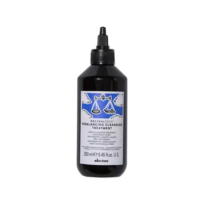 Frasco preto de 250 ml da linha Naturaltech da Davines, contendo tratamento líquido de limpeza para couro cabeludo oleoso. Rótulo com ilustração de balança e nuvens, indicando o nome do produto.