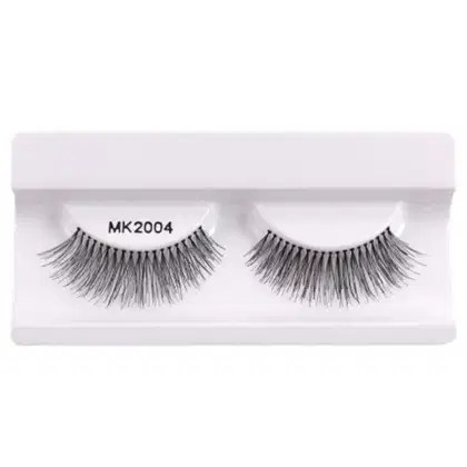 Cílios postiços da marca Make One, modelo MK2004, em embalagem plástica transparente. Os cílios são pretos e possuem um design volumoso e alongado.