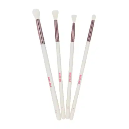 Conjunto de quatro pincéis de maquiagem com hastes brancas e detalhes em rosa, provavelmente da marca Make One, destinados a diferentes aplicações de produtos cosméticos.