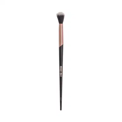 Pincel de maquiagem com cabo preto e rosa, com cerdas macias e escuras. O produto é da marca The One e parece ser um pincel para aplicação de pó ou blush.