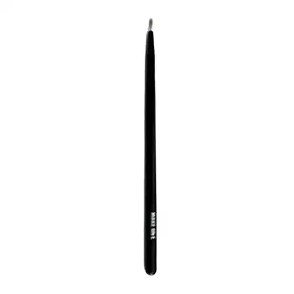 Pincel de maquiagem preto com cabo longo e ponta fina, provavelmente usado para aplicação de sombras ou delineador. Produto da marca Make One, com nome da marca impresso no cabo.