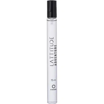 Frasco de perfume Hinode L'attitude Adventure com 15 ml, embalagem branca e preta com texto destacado em preto "L'ATTITUDE ADVENTURE".