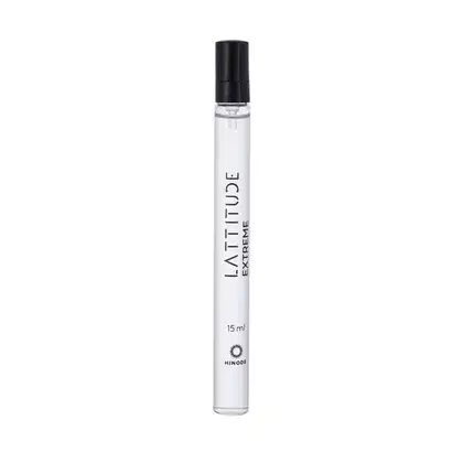 Frasco de perfume Latitude Extreme da Hinode, com 15 ml de conteúdo. Embalagem em vidro transparente com tampa preta. Rótulo branco com o nome do produto em destaque.
