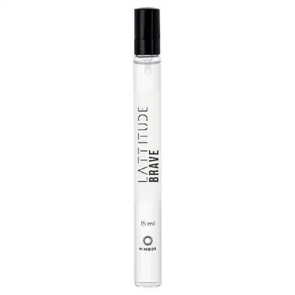 Frasco de vidro transparente com tampa preta, contendo 15 ml de produto da marca Hinode, com o texto "Latitude Brave" impresso no rótulo em letras brancas.