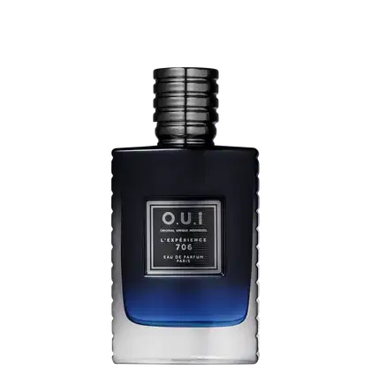 Frasco de item de perfumaria preto com detalhes em azul e branco. Rótulo com texto "O.U.I L'EXPERIENCE 706 EAU DE PARFUM PARIS" em letras brancas sobre fundo preto. Embalagem com design geométrico e texturizado.