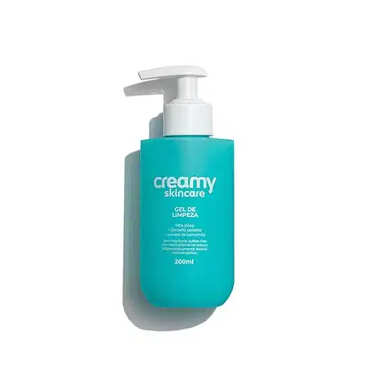 Frasco de gel de limpeza da marca Creamy Skincare, com embalagem de cor turquesa e bomba doseadora branca. Rótulo com o nome da marca e indicação do produto "Gel de Limpeza" em destaque.