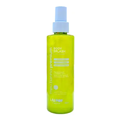 Frasco de spray corporal da marca Labotrat, com embalagem verde-limão e tampa azul-claro. O rótulo indica "Body Splash" e menciona que o produto é perfumado e pode ser usado no banho.