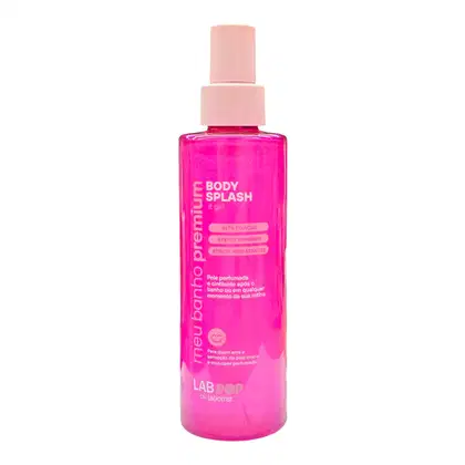 Frasco de corpo rosa brilhante da linha "Body Splash" da marca Labotrat, com tampa rosa clara, contendo informações sobre a alta fixação, efeito shimmer e ativos hidratantes do produto.