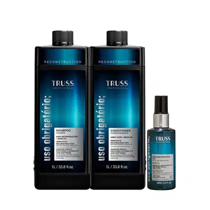 Dois frascos de shampoo e condicionador da linha Uso Obrigatório da marca Truss Professional, com embalagens pretas e azuis, e um frasco menor de óleo reconstrutor da mesma marca, em embalagem preta.